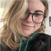 Estudiante imparte clases a niños de todas las edades